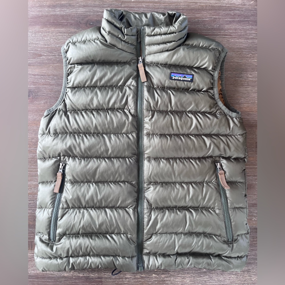 NWOT Patagonia Kids Puffer Down Sweater Vest Size Small olive Green